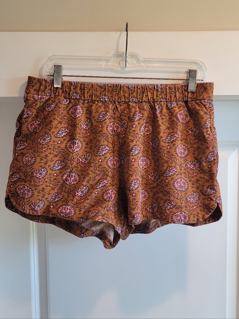 Madewell Floral Print Elastic Waist Shorts in Rust and Pink